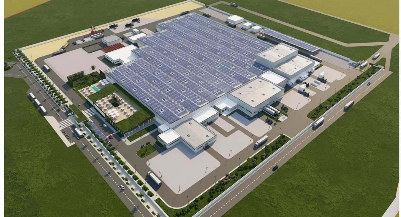 Vue aérienne du projet d’usine Nexans à Safi : halles de production, toitures couvertes de panneaux photovoltaïques, voiries et aménagements paysagers.